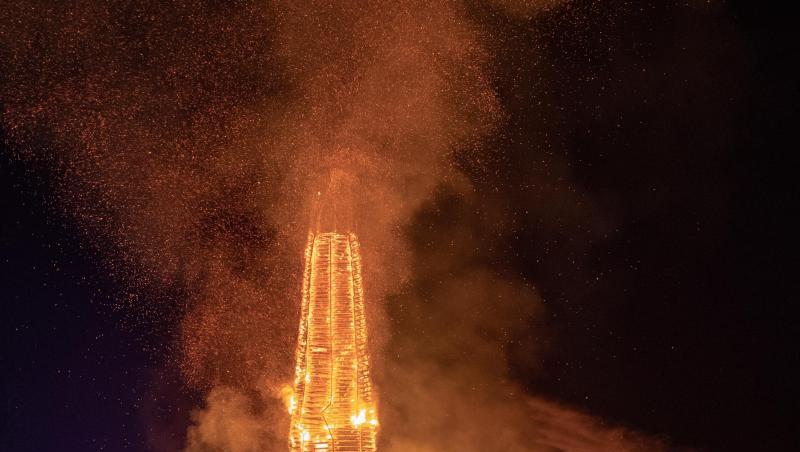 Der 60 Meter hohe Holzturm wurde von der Feuerwehr wegen starkem Funkenflug gelöscht. Der 60 Meter hohe Holzturm wurde von der Feuerwehr wegen starkem Funkenflug gelöscht.