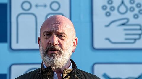 VW-Betriebsratschef Bernd Osterloh spricht zu Pressevertretern. Foto: Swen Pförtner/dpa