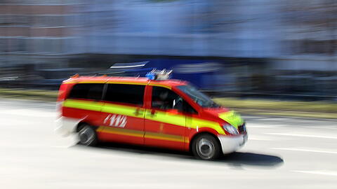 Die Feuerwehr konnte die Flammen löschen, die Wohnung ist unbewohnbar. (Symbolbild)