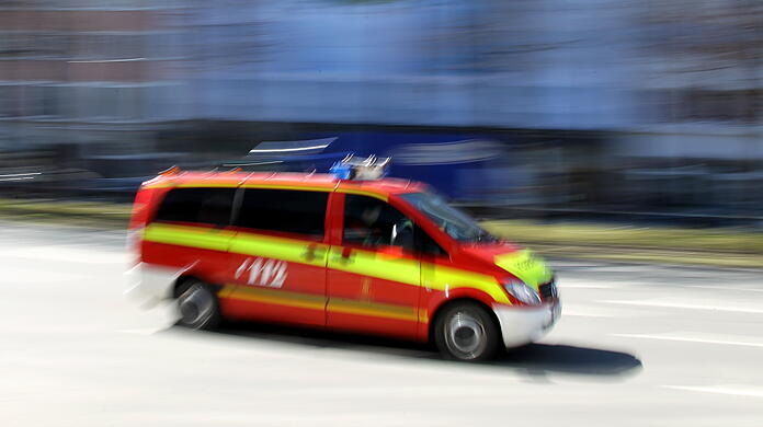 In Unterhaching wird ein Mann am Steuer eines Autos bewusstlos. Er baut einen Unfall - und verstirbt später im Krankenhaus. (Symbolbild)