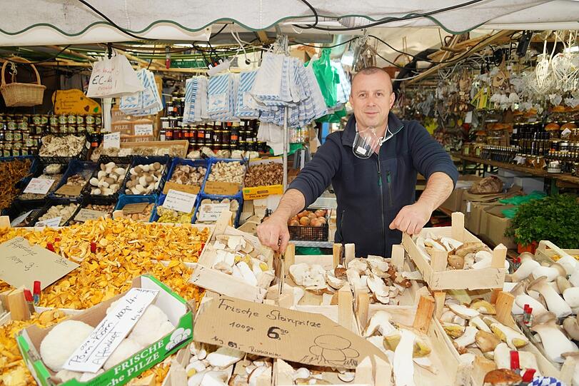 Bekim Ukelli ist leidenschaftlicher Pilzverkäufer bei den Zollners auf dem Viktualienmarkt.