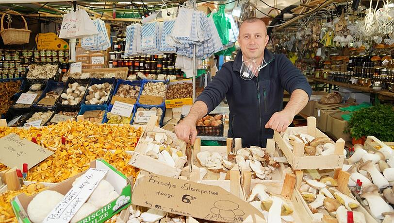 Bekim Ukelli ist leidenschaftlicher Pilzverkäufer bei den Zollners auf dem Viktualienmarkt. Bekim Ukelli ist leidenschaftlicher Pilzverkäufer bei den Zollners auf dem Viktualienmarkt.