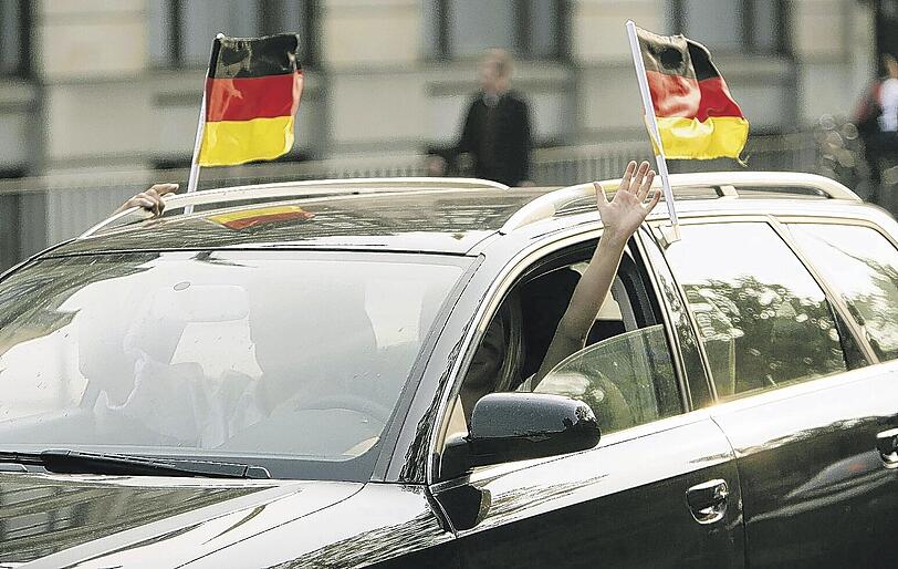 Volker Hansen mit seinen Fan-Paketen. Foto: Loeper