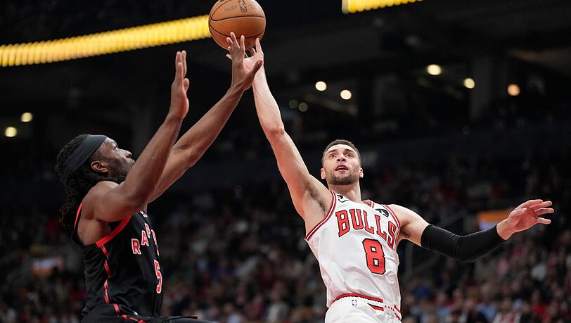 Zach LaVine (r) kann mit den Chicago Bulls weiter auf die NBA-Playoffs hoffen.