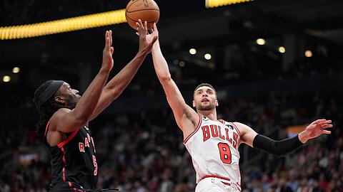 Zach LaVine (r) kann mit den Chicago Bulls weiter auf die NBA-Playoffs hoffen.