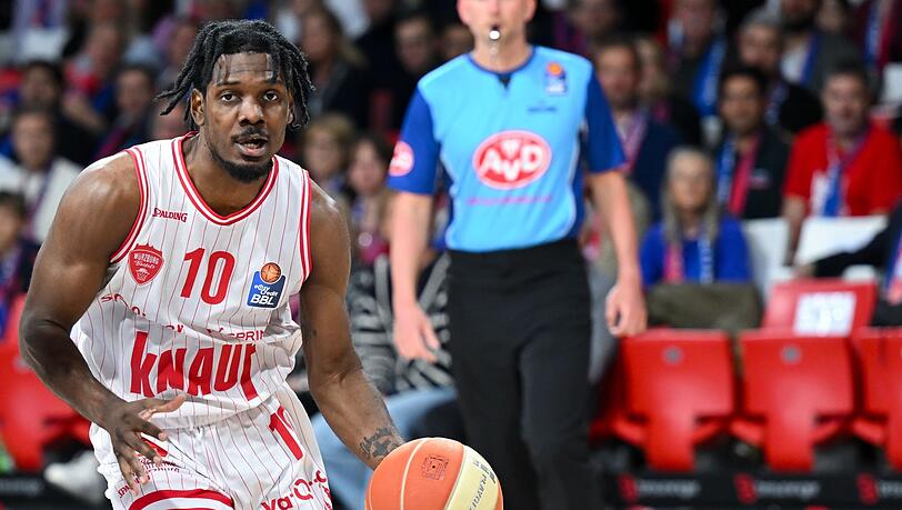 Darius Perry von Würzburg spielt den Ball.
