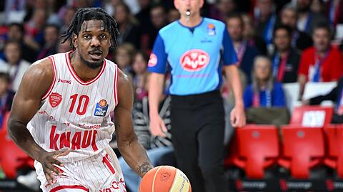 Darius Perry von Würzburg spielt den Ball.