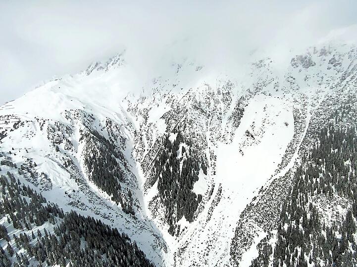 Hier rollt eine Lawine den Berg hinab. Um sich davor zu schützen, ist eine Tourenplanung essentiell.