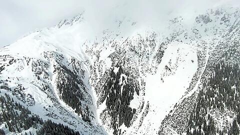 Hier rollt eine Lawine den Berg hinab. Um sich davor zu schützen, ist eine Tourenplanung essentiell.