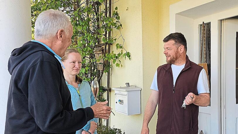 Fürs Erste haben Catharina und Florian Wegscheider (r.) wieder ein Dach über dem Kopf: im Haus von Klaus Thielen (l.).