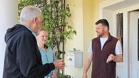 Fürs Erste haben Catharina und Florian Wegscheider (r.) wieder ein Dach über dem Kopf: im Haus von Klaus Thielen (l.).
