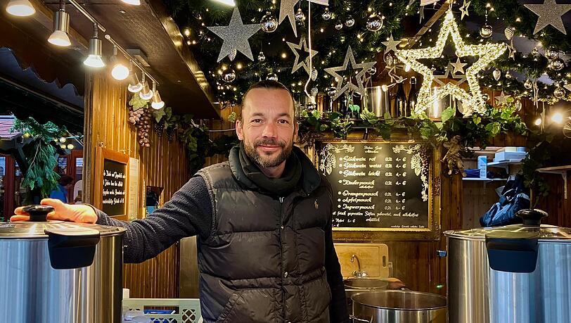 Stefan Grill bietet Glühwein für vier Euro pro Tasse an.