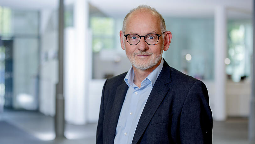 Der Managementdirektor der M&uuml;nchner Volkshochschulen, Matthias Ecker, kritisiert die pl&ouml;tzlichen K&uuml;rzungen des Bundesamts f&uuml;r Migration und Flucht scharf.