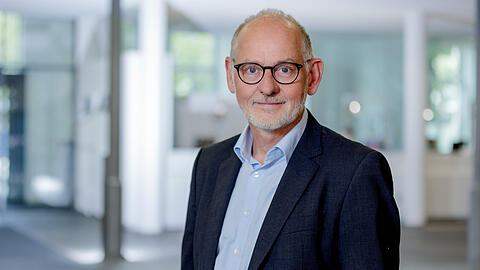 Der Managementdirektor der M&uuml;nchner Volkshochschulen, Matthias Ecker, kritisiert die pl&ouml;tzlichen K&uuml;rzungen des Bundesamts f&uuml;r Migration und Flucht scharf.