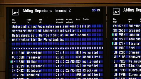 Die Anzeigetafeln des Flughafens informierten die Reisenden &uuml;ber versp&auml;tete und annullierte Fl&uuml;ge.