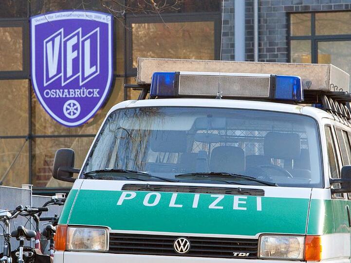 Ein Polizeiwagen steht vor dem Stadion in Osnabrück.