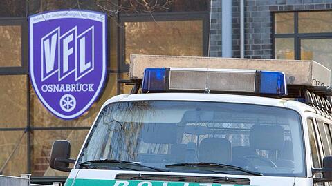Ein Polizeiwagen steht vor dem Stadion in Osnabrück.
