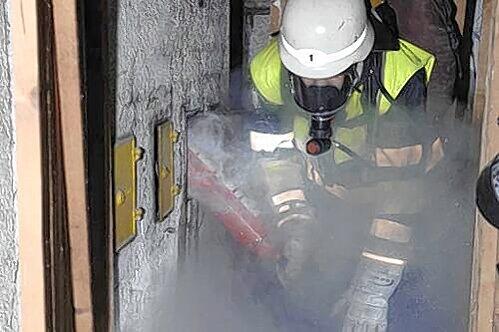 Ein Feuerwehrmann beim Einsatz.
