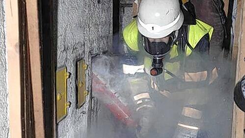 Ein Feuerwehrmann beim Einsatz. Ein Feuerwehrmann beim Einsatz.