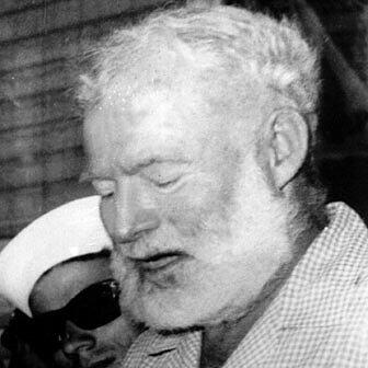 Ernest Hemingway (1899-1961). Seine Werke erzählen von großen Abenteuern und fernen Ländern - der US-amerikanische Schriftsteller war auch Kriegsberichterstatter und Abenteurer. Für seine Novelle "Der alte Mann und das Meer" wurde Hemingway der Pulitzer-Preis (1953) und der Literatur-Nobelpreis (1954) verliehen.