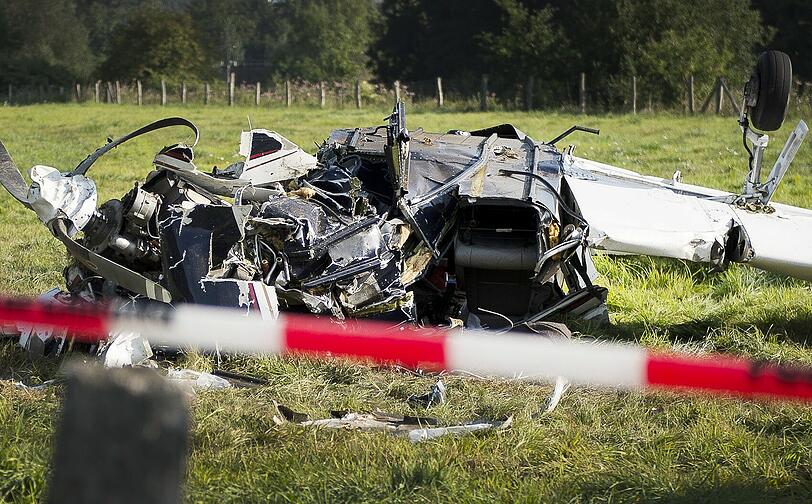 Bei einem Flugzeugunglück in Nordrhein-Westfalen sind fünf Menschen, darunter zwei Kinder ums Leben gekommen. Bilder vom Absturzort.