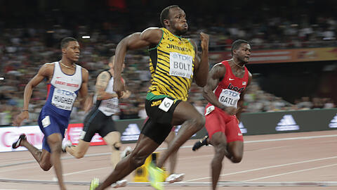 Usain Bolt feiert auch über die 200-Meter-Strecke den WM-Titel.