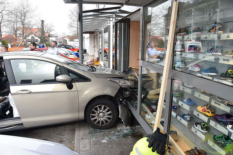 Der Ford landete in der Schaufensterauslage des Schuhgeschäftes.