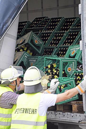 Hunderte Flaschen alkoholfreies Weißbier gingen bei dem Unfall zu Bruch. Die Bilder.