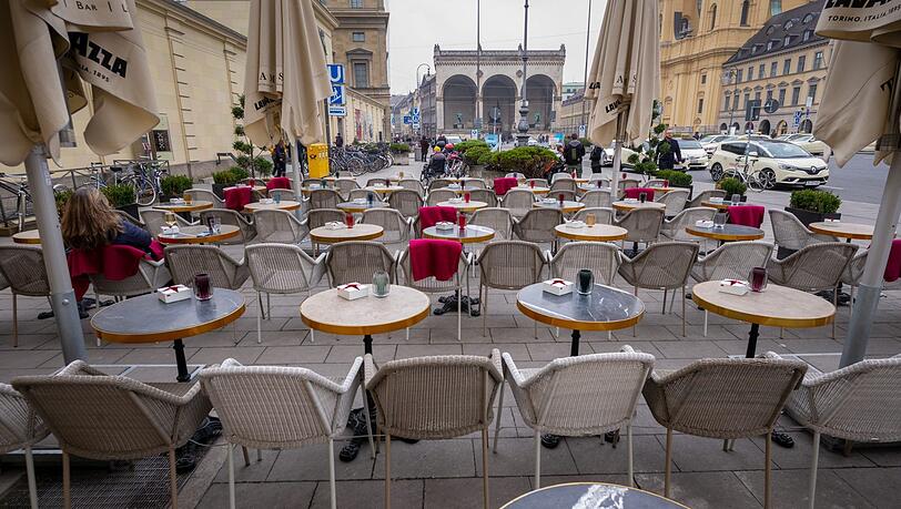 Die Stühle bleiben bald leer – nicht nur am Odeonsplatz. Die Stühle bleiben bald leer – nicht nur am Odeonsplatz.