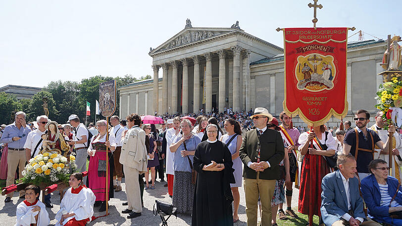 Farbenfrohe Wanderer: Die Prozession endete am Königsplatz.