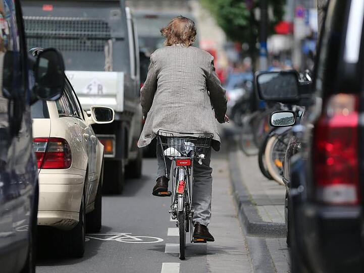 Hohes Risiko: Viele Radfahrer scheuen die Radspuren im dichten Innenstadtverkehr.
