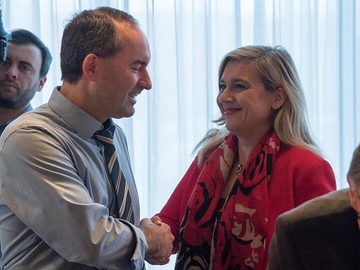 Hubert Aiwanger (Frei Wähler) und Melanie Huml (CSU), Gesundheitsministerin von Bayern geben sich die Hand. Foto: Peter Kneffel/Archiv