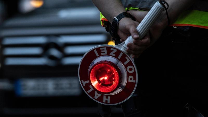 Die Frau hat versucht, die Polizisten im Rahmen einer Verkehrskontrolle zu bestechen. (Symbolbild)