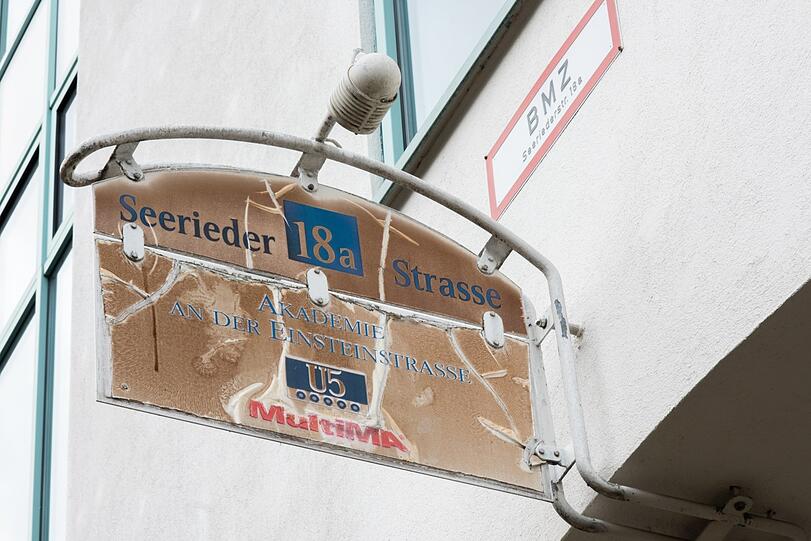 Schon lange nicht mehr geputzt: das Schild der ehemaligen U5 Akademie in Haidhausen.