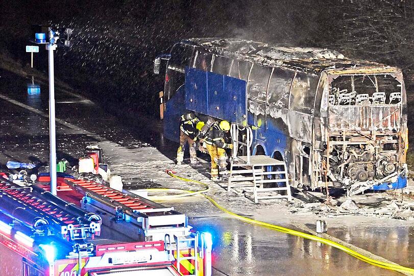 Auf der A99 bei München fängt ein niederländischer Bus auf der Fahrt nach Österreich zu brennen an. Die schnelle Reaktion des Busfahrers verhindert möglicherweise Schlimmeres.