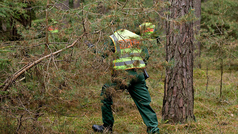 Einsatzkräfte der Polizeiinspektion Dorfen leiteten erste Fahndungsmaßnahmen ein und suchten in der Nähe des Wohnortes mit mehreren Streifenbesatzungen nach der 62-Jährigen. (Symbolbild)