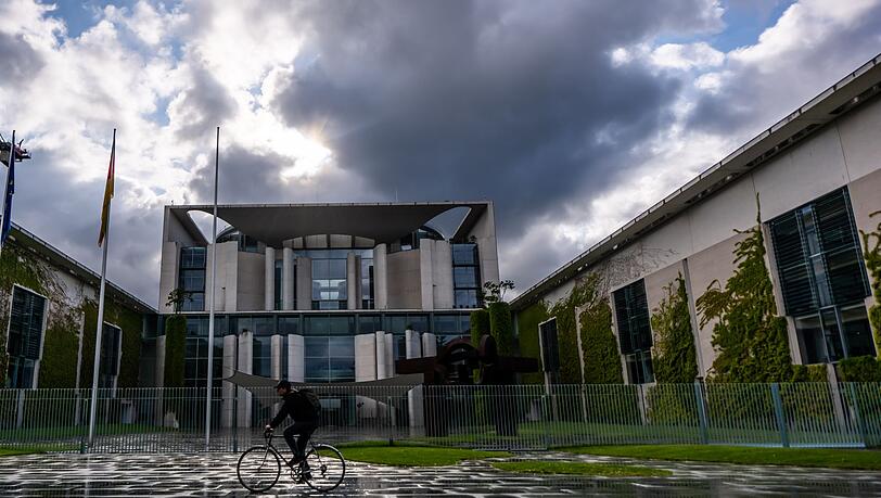 Düsternis überm Kanzleramt: Regenwolken ziehen während der Beratungen des Koalitionsausschusses über die Reagierungszentrale. Düsternis überm Kanzleramt: Regenwolken ziehen während der Beratungen des Koalitionsausschusses über die Reagierungszentrale.