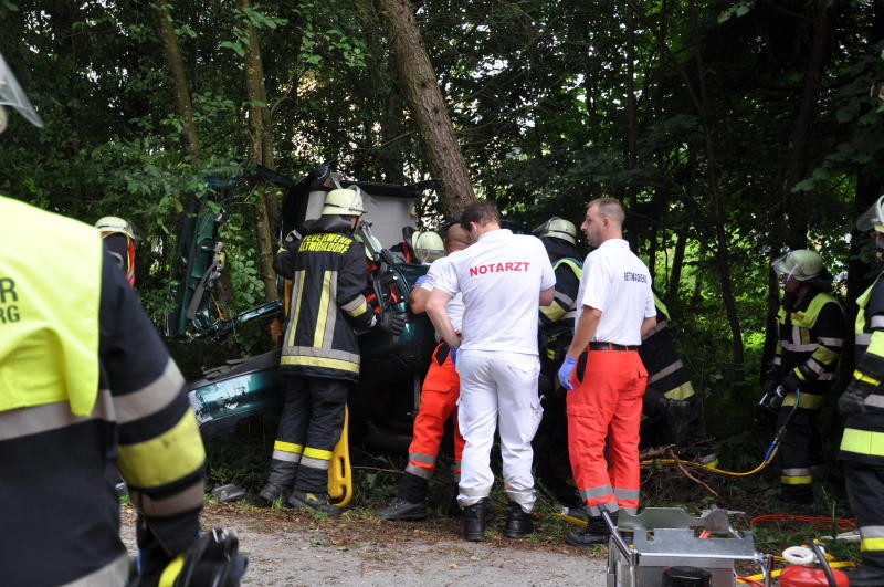 Der Wagen zerschellte an einem Baum - der Fahrer starb an der Unfallstelle.