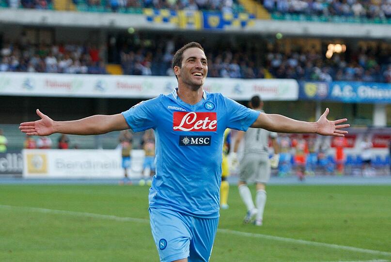 Überhaupt stehen in Italien in dieser Transferphase Stürmer hoch im Kurs. Reals Gonzalo Higuaín wechselt für 27 Millionen zum SSC Neapel