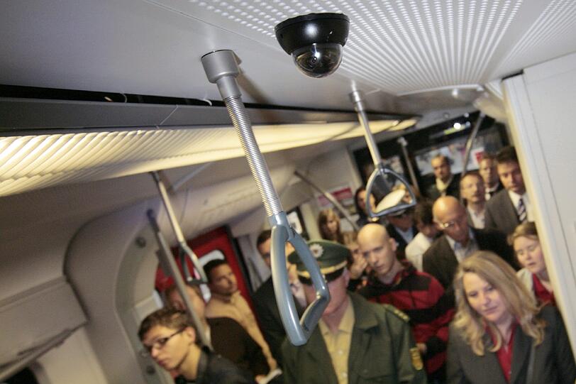 Eine Überwachungskamera in der Münchner S-Bahn. 2008 hat der Konzern begonnen, die ersten Wagen damit auszurüsten.