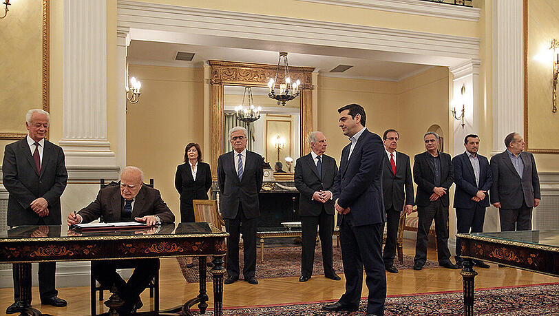 Alexis Tsipras bei seiner Vereidigung in Athen. Präsident Karolos Papoulias (m. sitzend) unterschreibt die Protokolle. Alexis Tsipras bei seiner Vereidigung in Athen. Präsident Karolos Papoulias (m. sitzend) unterschreibt die Protokolle.