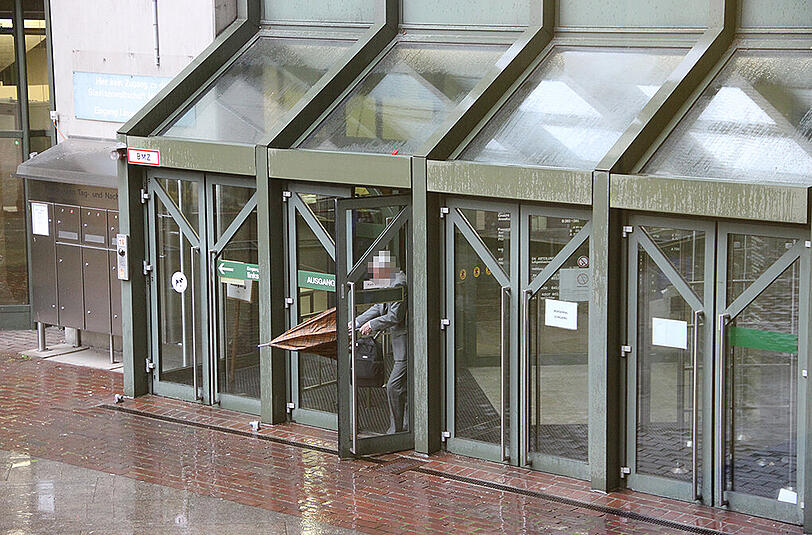 Der mutmaßliche Betrüger Hans K. verlässt das Justizzentrum.