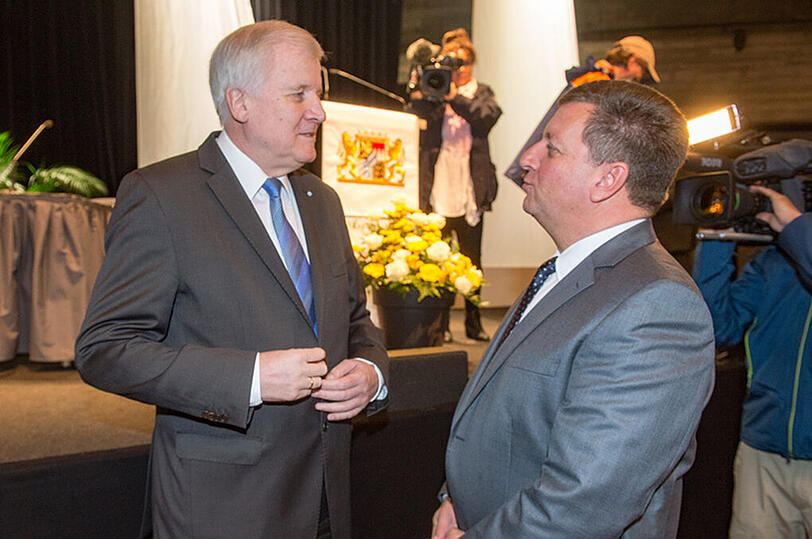 Horst Seehofer (l, CSU) mit dem bayerischen Landkreistagspräsidenten Christian Bernreiter (CSU). Seehofer traf sich am Mittwoch mit Kommunalpolitikern in Ingolstadt.