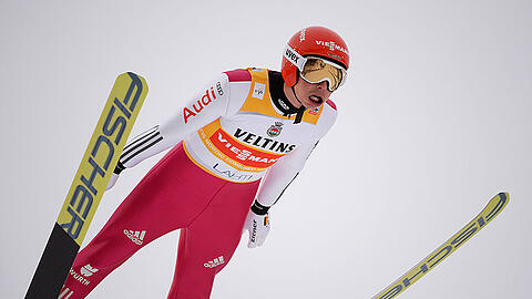 Eric Frenzel lag beim ersten von drei Wettkämpfen im finnischen Lahti nach dem Springen auf Platz drei.