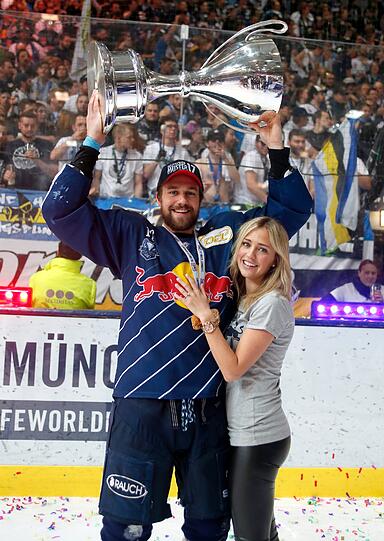 Belohnung: Brooks Macek mit seiner Verlobten Nikki.