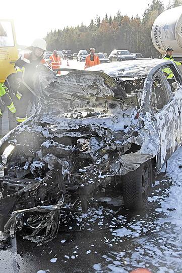 Glück gehabt: Bei einem Unfall auf der A8 zwischen Taufkirchen und Brunnthal kann sich ein Paar gerade noch rechtzeitig aus einem brennenden VW Golf befreien. Die Bilder von der Unfallstelle zum Durchklicken.