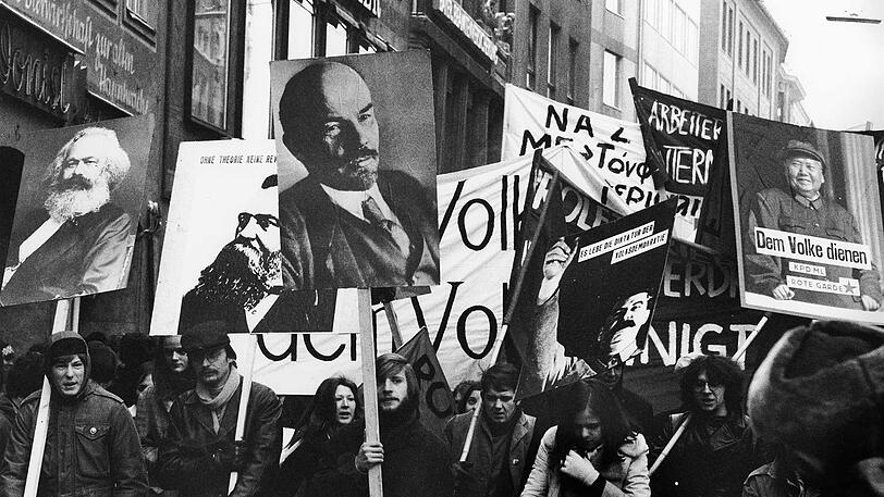 Es lebe die Diktatur der Volksdemokratie &ndash; Münchner Studenten mit ihren Ikonen Marx, Engels, Lenin und Mao auf einer 68er Demo.