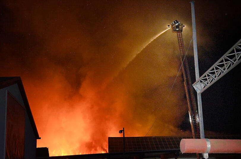 Mehrere Lagerhallen brannten beinahe vollkommen ab - die Feuerwehr war die ganze Nacht im Einsatz. Die Bilder.
