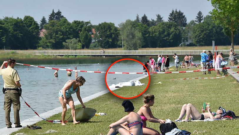 Polizisten sperren am Dienstag den Bereich um die gefundene Leiche am Riemer See ab. Die restlichen Badegäste scheint das nicht zu stören. Polizisten sperren am Dienstag den Bereich um die gefundene Leiche am Riemer See ab. Die restlichen Badegäste scheint das nicht zu stören.