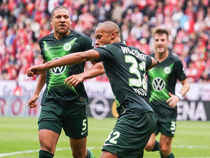 Der Wolfsburger Marcel Tisserand (M) bejubelt sein Tor zum 0:1.